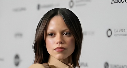 Jenna Ortega Tampil dengan Alis Pirang dan Busana Mugler Nude
