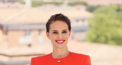 Natalie Portman Memadukan Setelan Rok Berwarna Petal-Pink dengan Bra Crochet Saat di Roma