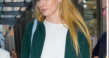 Sophie Turner Kenakan Gelang "Fearless" di Tengah Penceraiannya dengan Joe Jonas