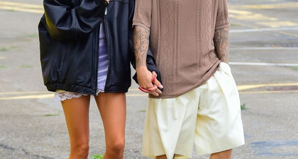 Hailey Bieber Lapisi Gaun Mini dengan Jaket Kulit