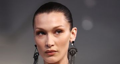 Bella Hadid Memadukan Korset Modern dengan Celana Wide-Leg di Roma