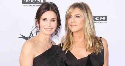 Reuni Jennifer Aniston dan Courteney Cox Sekaligus Mempromosikan Merchandise Limited Edition dari Serial Friends