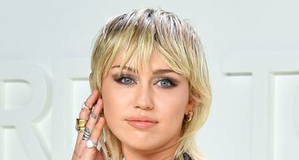 Miley Cyrus Kenakan Bikini Merah Saat Promosi Album Barunya