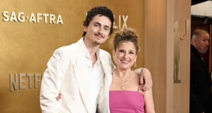 Timoth&eacute;e Chalamet Berjalan di Karpet Merah Actor Awards 2026 Bersama Ibunya