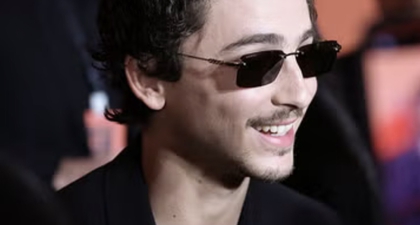 Penampilan Serba Hitam Timoth&eacute;e Chalamet yang Akan Terlihat Sangat Cocok Dipakai ke Opera