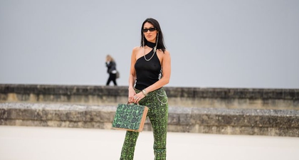 Bella Hadid Kenakan Celana Motif Kulit Ular dengan Tas Senada di Fashion Show Dior