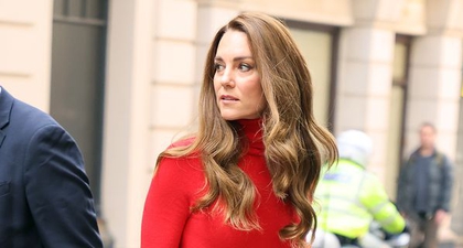 Kate Middleton Tampil Monokrom dengan Turtleneck Merah Cerah dan Rok Midi Senada
