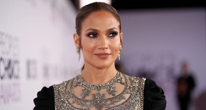 J.Lo Bagikan Serangkaian Foto Behind The Scene dari Lokasi Syuting Film Tebarunya Berjudul Shotgun Wedding
