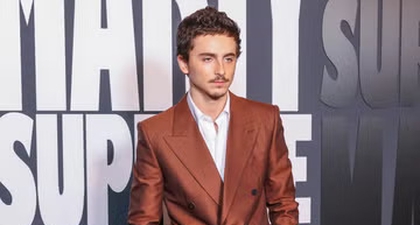 Timothe&eacute; Chalamet Menukar Sepatu Neon Marty Supreme-nya Dengan Setelan Jas Cokelat Karamel yang Elegan