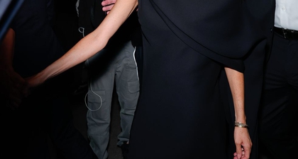 Meghan Markle Kenakan Cape saat Berada di Paris Fashion Week