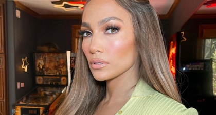 J.Lo Pamerkan Wajah Glowing dalam Gaun Hijau Neon yang Seksi