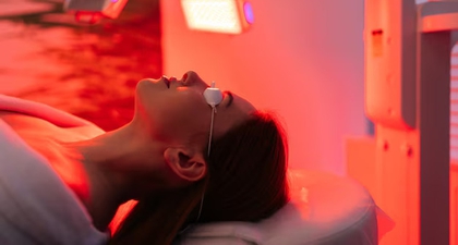 10 Alasan Terapi Cahaya Merah Jadi Rahasia Kulit Glowing Sebelum Hari Pernikahan Anda