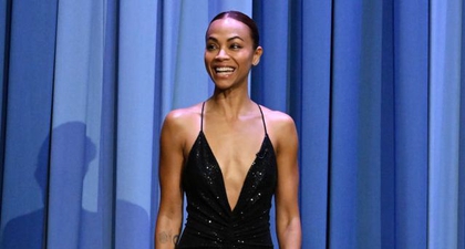 Zoe Saldana Tampak Berkilau dalam Slipdress Berpayet dan Strappy Heels