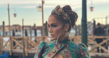J.Lo Memesona Pakai Mahkota Emas dan Jubah Bunga di Show Dolce & Gabbana Alta Moda