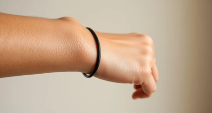 Mencari Tahu Arti Gelang Hitam di Tangan Kanan