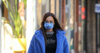 Irina Shayk Membawakan Gaya Punk dengan Mantel Biru Elektrik dan Denim