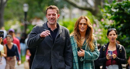 J.Lo Kenakan Mantel Motif Kotak-Kotak Terbaiknya untuk Menghabiskan Musim Gugur Bersama Ben Affleck