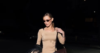 Bella Hadid Padukan Sweter Valentino dengan Tas Tabby Cokelat