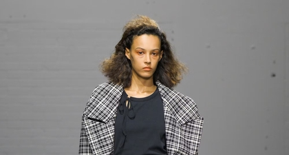 Padu Padan Cerdas untuk Gaya yang Lebih Berani dengan Sheer Skirt