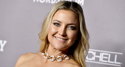 Kate Hudson &amp; Anaknya Terlihat Mengenakan Mantel Bulu Kembar saat Berada di Jalanan Kota New York