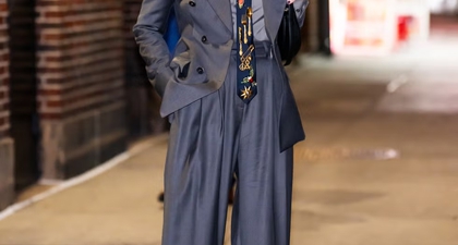 Julia Roberts Hadir dengan Sentuhan Modern dan Funky dengan Mengenakan Lagi Tampilan Ikonis dari Tahun 1990