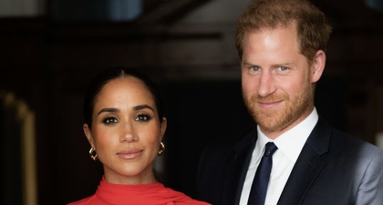 Meghan Markle dan Pangeran Harry Bergandengan Tangan dalam Potret Baru yang Manis