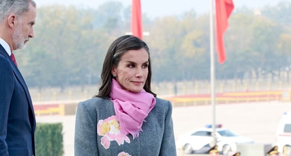 Ratu Letizia Kembali Tampil Romantis dalam Nuansa Warna Merah Muda di Tiongkok
