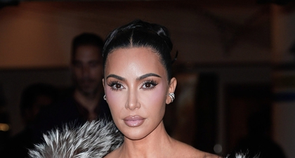 Kim Kardashian Melanjutkan Gaya &ldquo;Berbulu&rdquo;-nya Lewat Busana Arsip