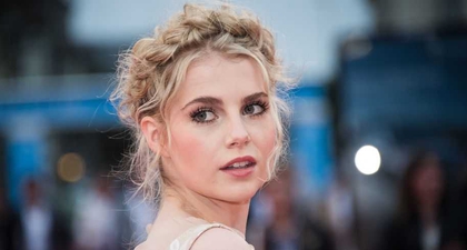 Inspirasi Makeup Halloween Cantik Ala Lucy Boynton: Pakai Tato Wajah Temporer!