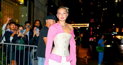 Padu Padan Korset dan Kemeja Berwarna Bubblegum Pink ala Model Gigi Hadid