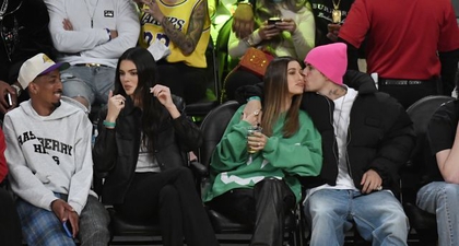 Hailey Bieber Kenakan Sweter Halloween dan Celana Kulit ke Pertandingan NBA