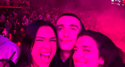 Dua Lipa Tampil Ekstra dalam Setelan Mini dari Prada Saat Menikmati Konser Musik