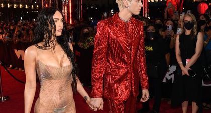 Machine Gun Kelly Berbagi Bahwa Cincin Pertunangan Megan Fox Memiliki Duri yang akan Menyakiti Jari Sang Tunangan Jika Dibuka