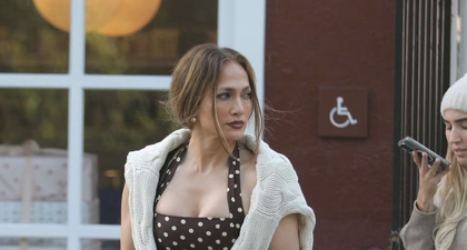 Jennifer Lopez dan Ben Affleck Tampil Serasi dalam Nuansa Warna Earth Tone saat Berbelanja Liburan