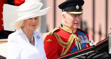 Ratu Camilla Tampil Anggun Dengan Gaun Putih di Acara Trooping the Colour