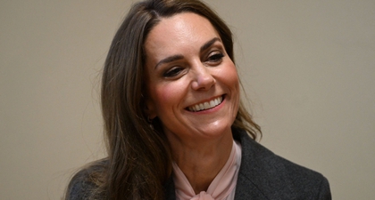 Putri Kate Tampil Elegan Dalam Setelan Berwarna Cokelat Dengan Blus Pita yang Romantis