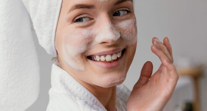 10 Cara Eksfoliasi Wajah Tepat untuk Mengangkat Sel Kulit Mati Secara Efektif