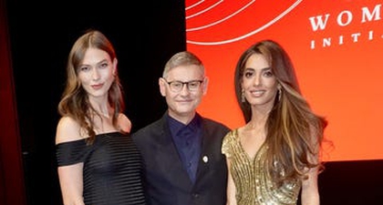 Amal Clooney Kenakan Gaun Emas Cair untuk Merayakan Perempuan dalam Inovasi Bersama Cartier