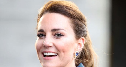 Kate Middleton Mengenakan Mantel Trench Bermotif Plaid Saat Menyaksikan Film Cruella