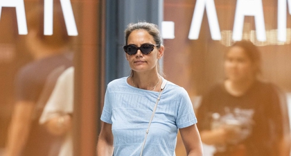 Katie Holmes Menyempurnakan Penampilan Musim Panas dengan Tas Raffia