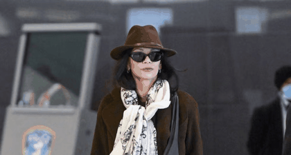 Catherine Zeta-Jones Tampil Elegan di Bandara