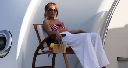 J.Lo Kenakan Atasan Bandeau Motif Setrip dan Celana Panjang Berkaki Lebar Saat Kencan Yacht Bersama Ben Affleck