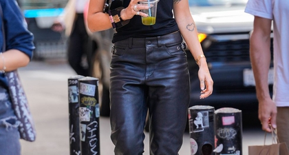 Dua Lipa Menambahkan Gelang Tebal Bergaya Art Deco dari Tom Ford ke Koleksi Perhiasannya