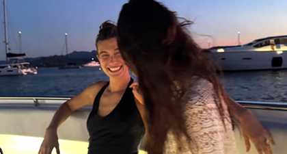 Hailey Bieber Menikmati Malam di Spanyol Memakai Gaun Tidur Chanel Vintage