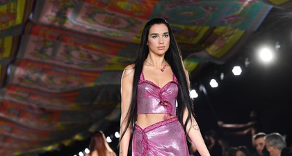 Dua Lipa Lakukan Debut Runway di Versace Milan Fashion Week