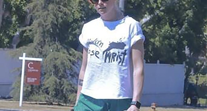 Kristen Stewart Kenakan Celana Basket dan Pamerkan Rambut Merah Muda Permen Karet