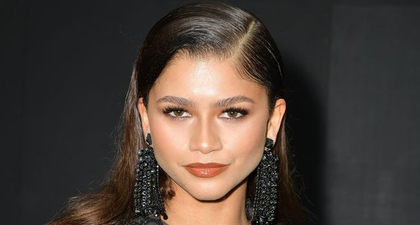 Zendaya Mengenakan Bodysuit Menerawang Berbalut Kristal di Paris