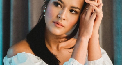 Tampilan Raisa yang Bergaya Victoria lengkap dengan Ansambel Korset untuk Single Terbarunya