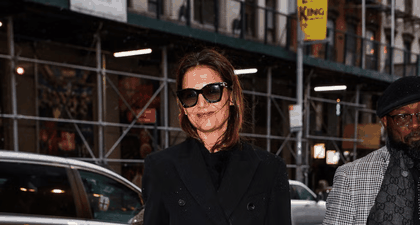 Katie Holmes dan Mantel Trench Ikonisnya Menjelang Penampilan Terakhir di Our Town