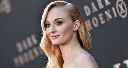 Sophie Turner Beraksi dalam Janji yang Ia Jalankan Bersama Organisasi Nirlaba #PowerToChange di Hari Perempuan Internasional